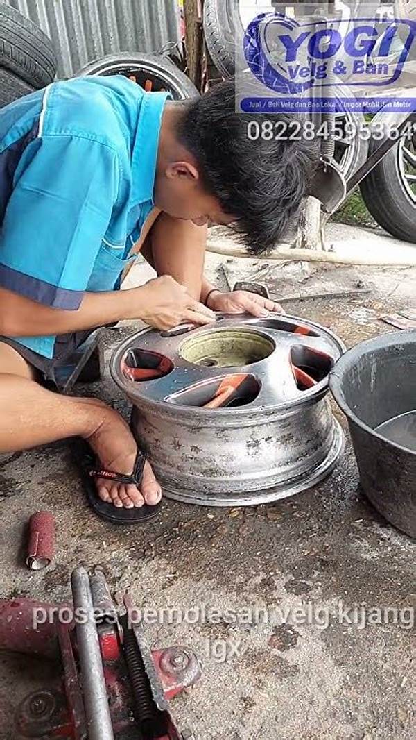 Proses Pemolesan Velg Aluminium.